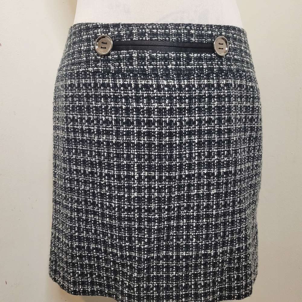 The Limited Black & White Plaid Skirt with Silver Buttons – Size 6